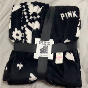 Visctoria’s secret blanket never used